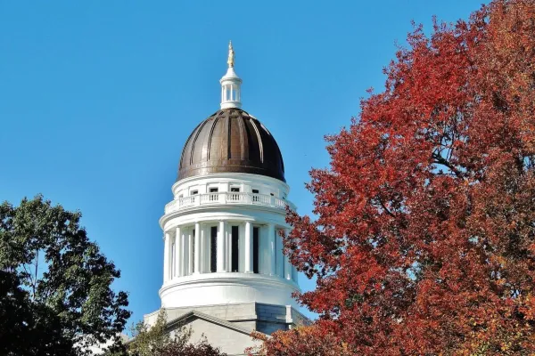 maine_state_capitol_building_augusta_oct_2015.jpg